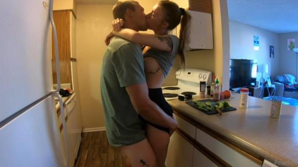 Cremedelapeach - Fucked in the kitchen. Manyvids [HD 720p]