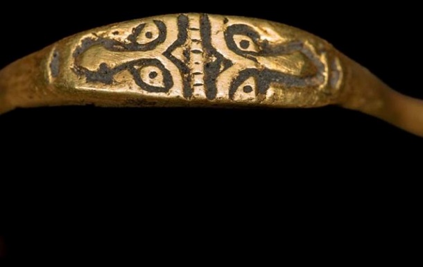 В Польше нашли золотое кольцо с изображением двуликого бога