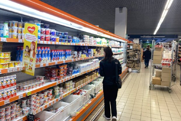 Літр 36 грн, а пачка - 68: в Україні супермаркети порадували новими цінниками на молоко, олію та сир