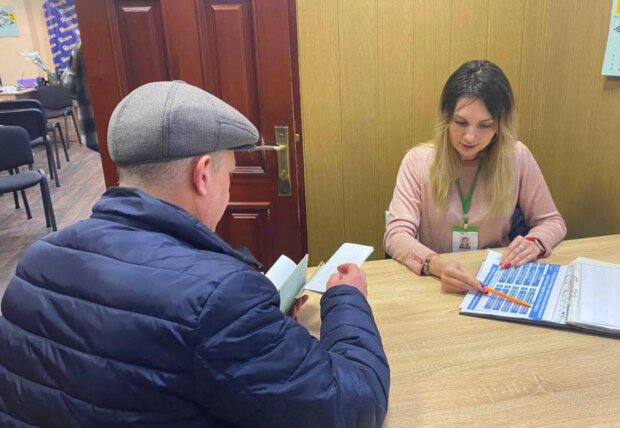 Перевір банківську картку: у квітні деякі українці можуть втратити пенсії
