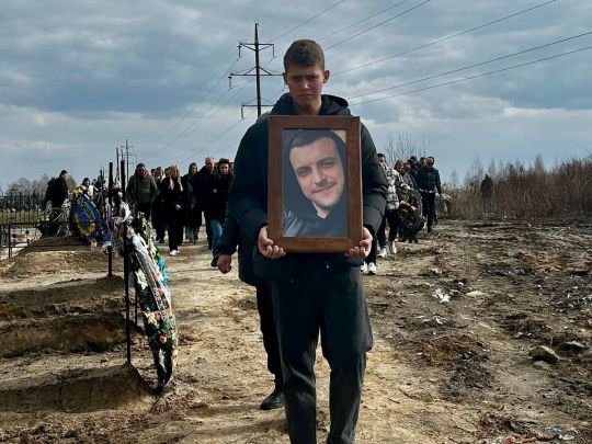 Загинув внаслідок ракетного удару по Києву: в Бучі поховали місцевого жителя, який вважався зниклим безвісти