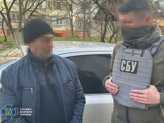Хотів втекти за кордон: затримано ексохоронця російської катівні з Херсону