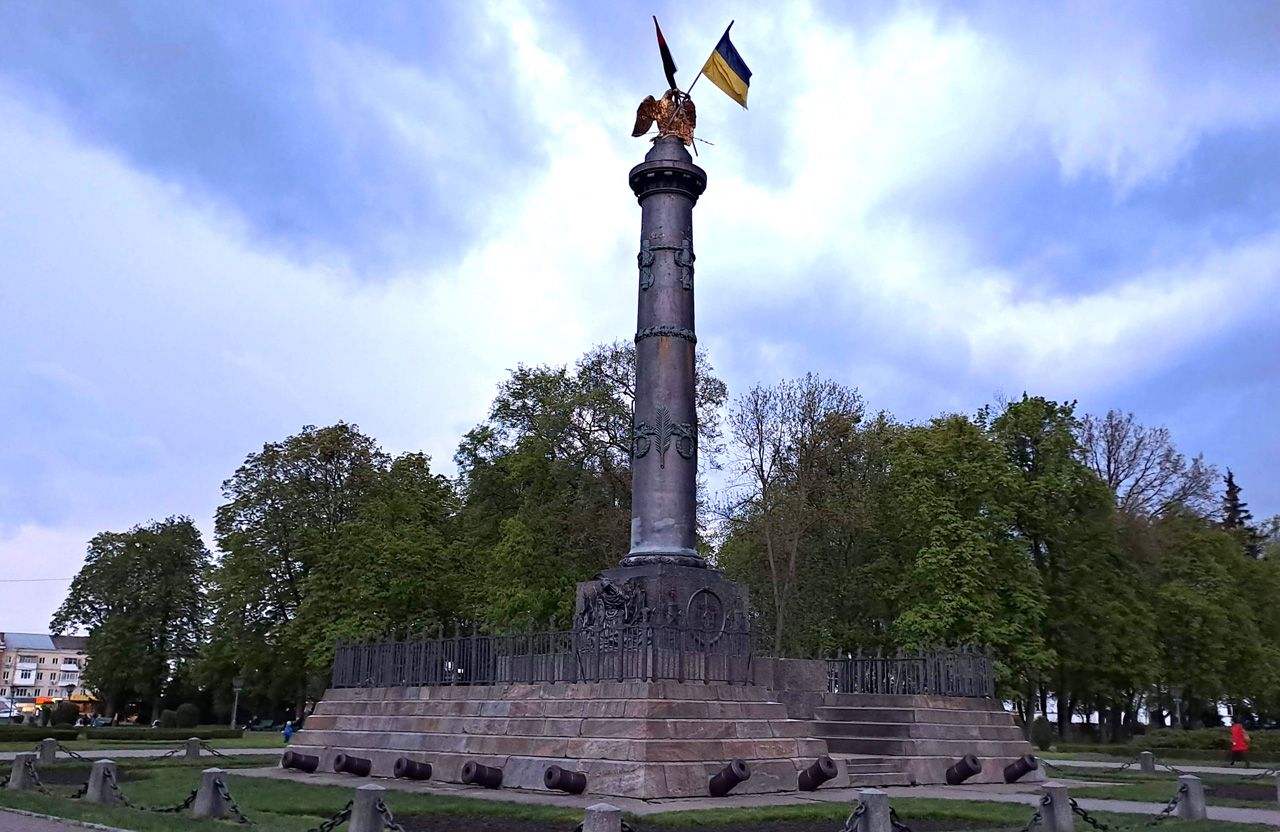 Вісті з Полтави - Мінкульт вивчає статус Монумента Слави та інших імперських пам’ятників Полтаві: планів на демонтаж немає