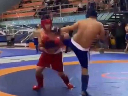 Чемпіон світу з кікбоксингу помер попросту під час бою ММА: момент потрапив на відео