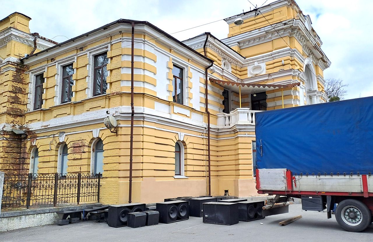 Вісті з Полтави - Міська влада не знає, що робити з історичною будівлею кінотеатру «Колос» після його виселення