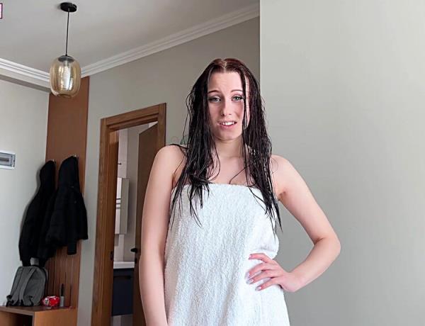 Spionerede Min Stedsoster i Brusebadet, Mens Mine For?ldre Ikke Var Hjemme - [ModelsPorn] (FullHD 1080p)