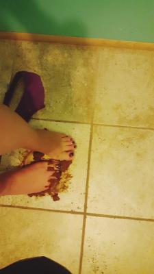 PottyQueen  Poo accident I clean with my feet (163 MB)