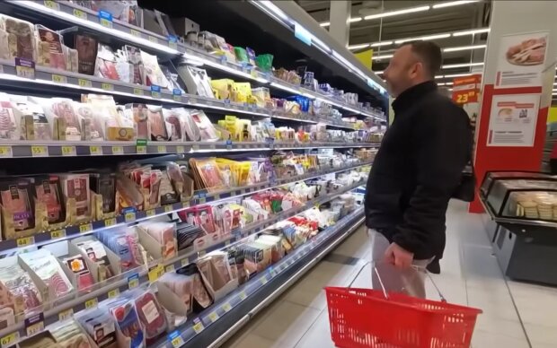 Гречка, вершкове масло та сосиски вже не по кишені: супермаркети показали нові ціни