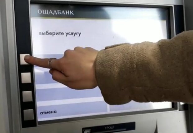Гроші просто зникли: українка запевняє, що Ощадбанк зливає дані шахраям