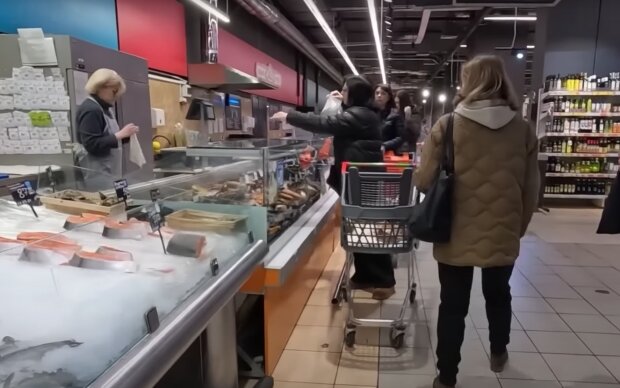 Кіло майже по 200 грн: в Україні супермаркети оновили ціни на коропа, оселедець та скумбрію