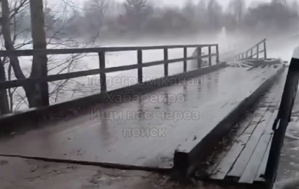 Под Хабаровском из-за паводка обрушился мост