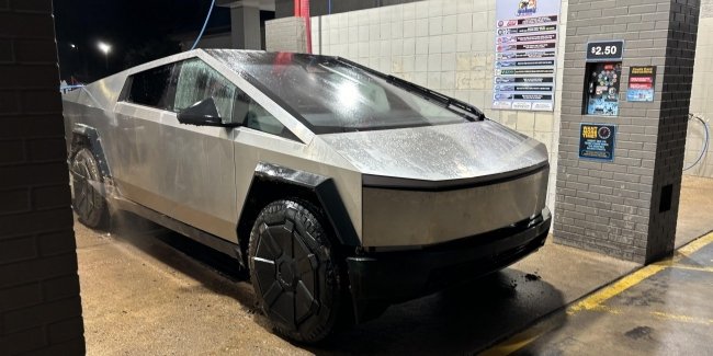 Tesla Cybertruck перетворився «цеглину» після сеансу на автомийці
