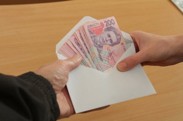 Українцям збираються підвищити зарплати: чому суми зростуть, але краще не стане