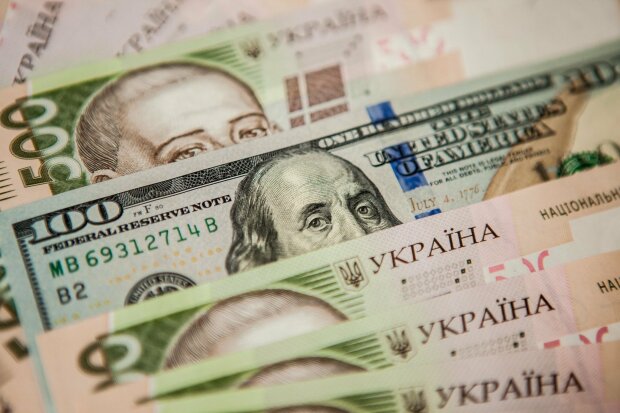 Українцям активно "пхають" фальшиві долари: як розпізнати підробки