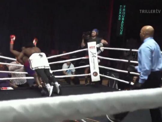 Викинув суперника за ринг і полетів сам: боксерський поєдинок суперважковаговиків завершився божевільною розв'язкою(відео)