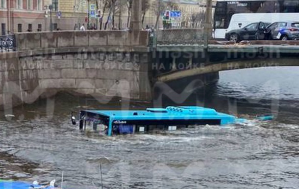 В Петербурге автобус упал в реку, есть жертва