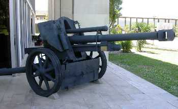 Howitzer 10.5cm LeFH18 Walk Around