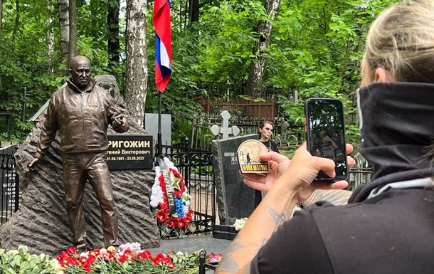 На могиле Пригожина официально открыли памятник