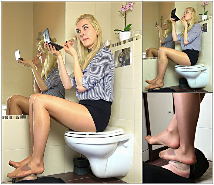 Dominant Femine - Olga - Make-Up While Sitting On Toilet