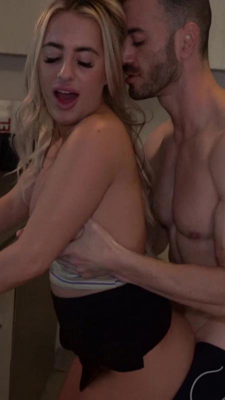 Kylie Taylor, ChloeWildd : Fucking Her Step Bro