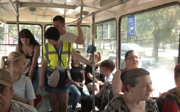 Доведеться більше ходити пішки: де в Україні подорожчає проїзд у громадському транспорті