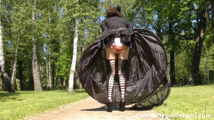 Goth Lady prolapse public park walk (HD 720p) - DirtyGardenGirl - [2024]