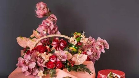 Floral Artistry And Festive Tablescaping
