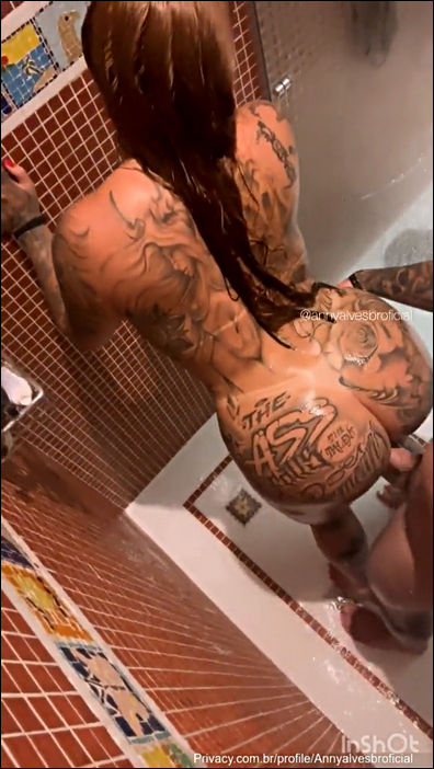 Onlyfans: Tatuada Da Bunda Grande Dando a Bucetona No Banheiro {UltraHD 2K}